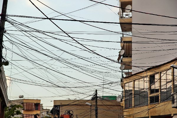 7. Při procházení albánskými městy lze často narazit na nedodělané domy či dráty elektrického napětí, které volně visí nad hlavami návštěvníků